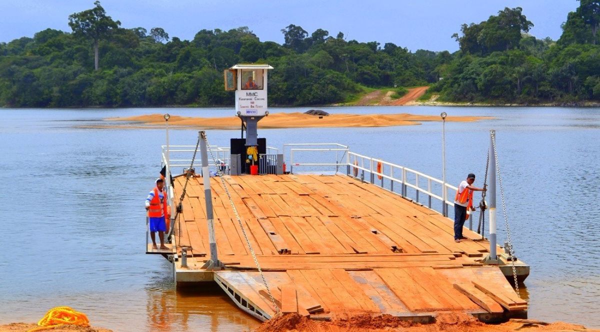 The Pontoon prepares to moor